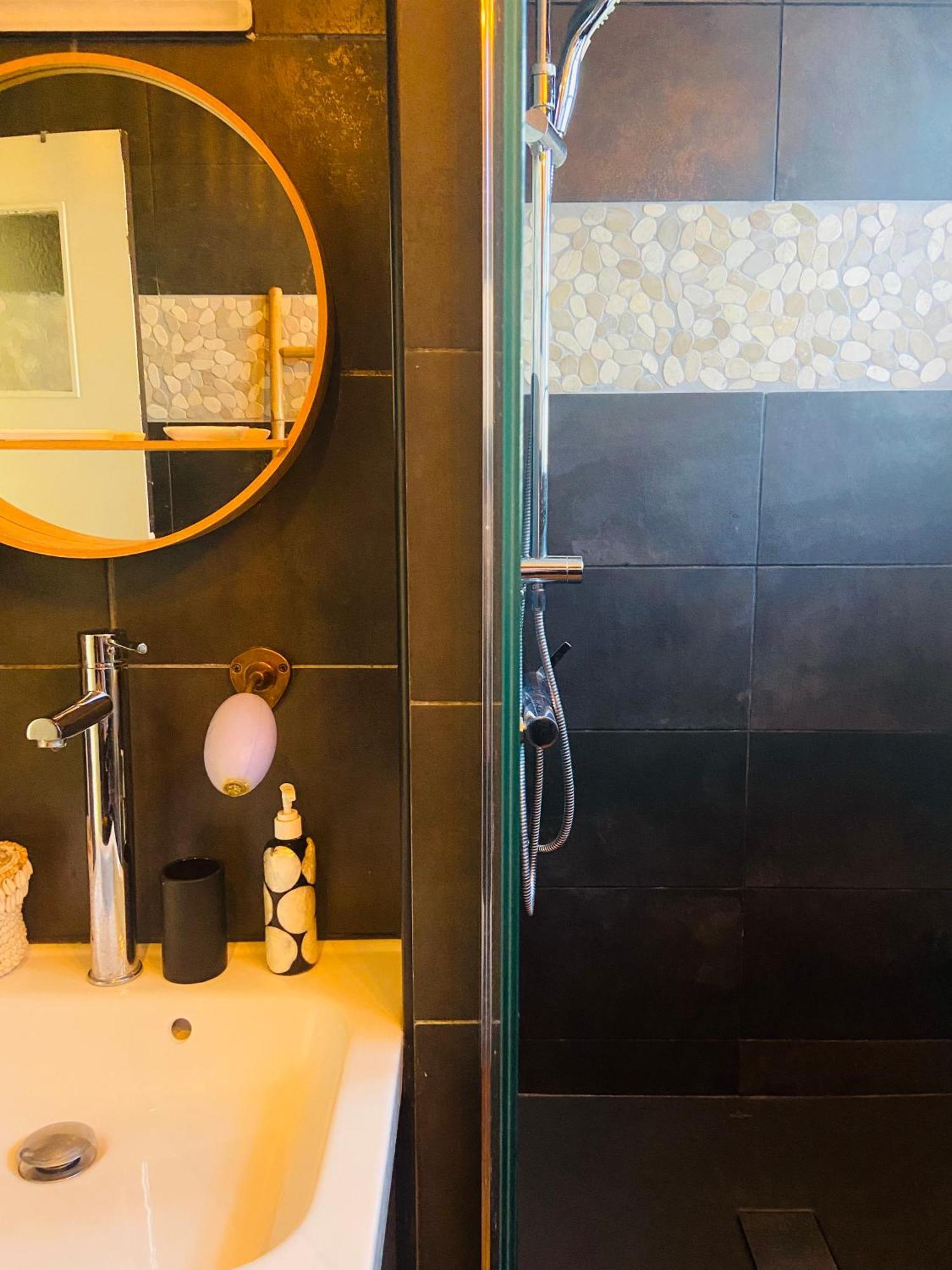 Evasion Tropicale - D'artiste Avec Jacuzzi Prive Dans Un Jardin Exotique Homestay