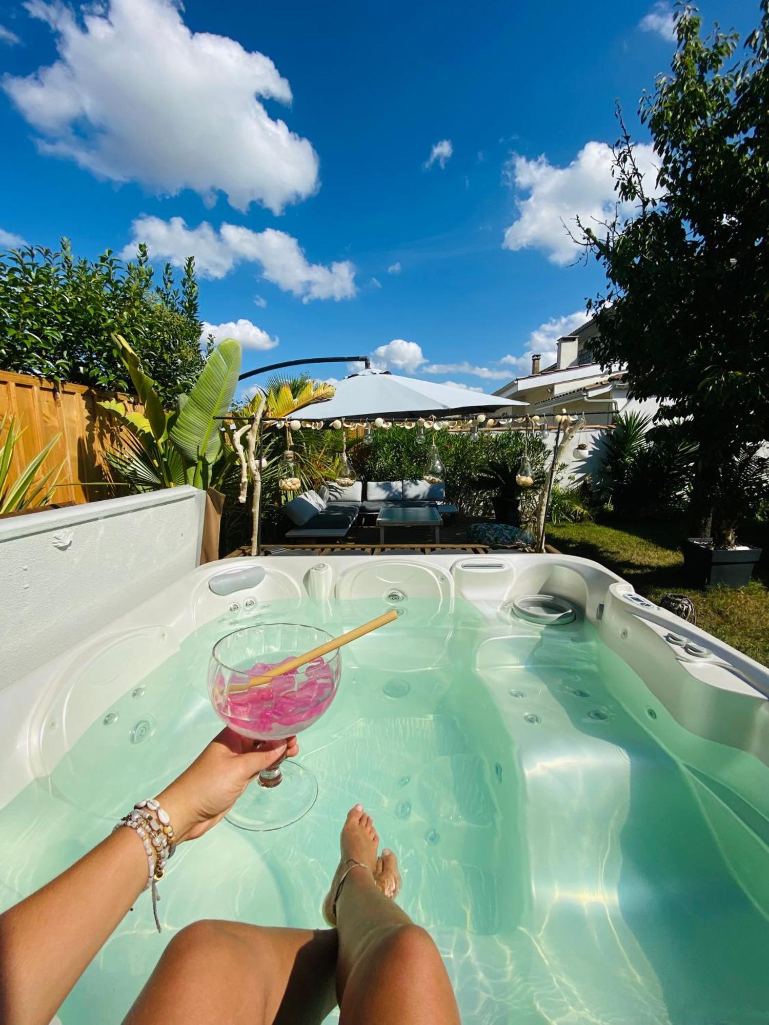 Evasion Tropicale - D'artiste Avec Jacuzzi Prive Dans Un Jardin Exotique Homestay
