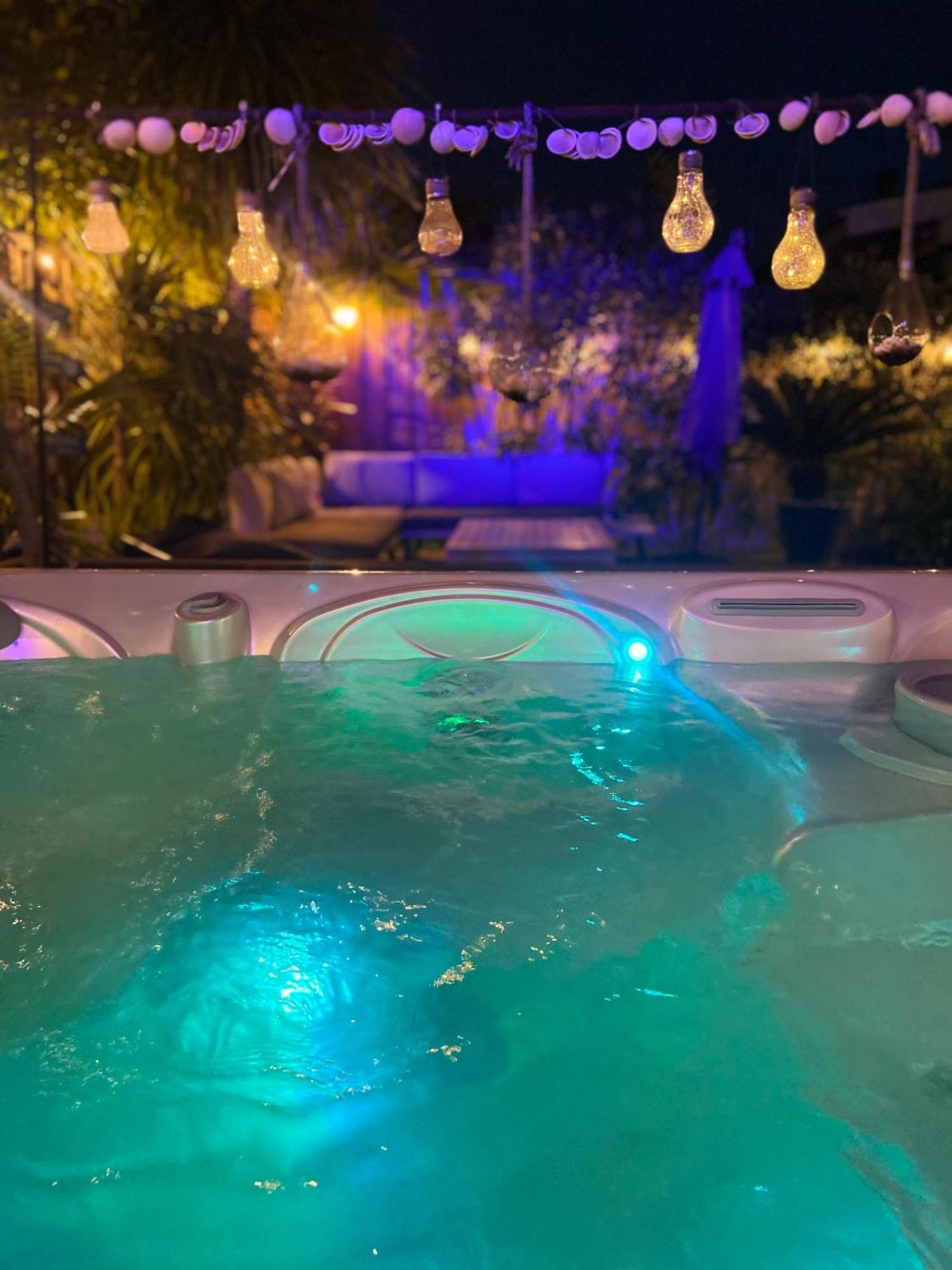 Evasion Tropicale - D'artiste Avec Jacuzzi Prive Dans Un Jardin Exotique Merignac (Gironde)