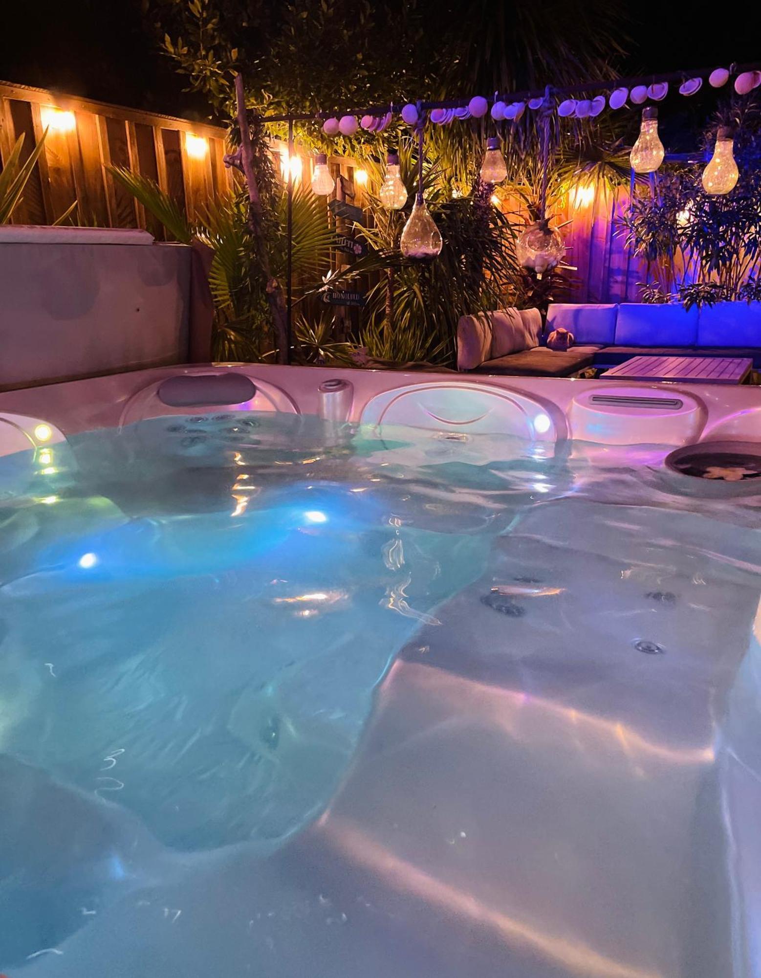 Evasion Tropicale - D'artiste Avec Jacuzzi Prive Dans Un Jardin Exotique Homestay Merignac (Gironde)